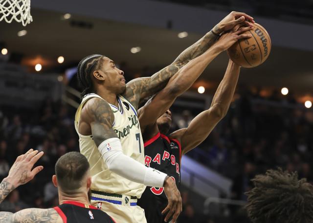 (251219) -- MILWAUKEE, Dec. 19, 2025 (Xinhua) -- Milwaukee Bucks' Kevin Porter Jr. (top L) competes during the 2025-2026 NBA regular season game between Milwaukee Bucks and Toronto Raptors in Milwaukee, the United States, on Dec. 18, 2025. (Photo by Joel Lerner/Xinhua)