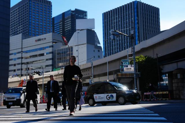 (251219) -- TOKYO, Dec. 19, 2025 (Xinhua) -- Pedestrians walk across a road in Tokyo, Japan, Dec. 18, 2025.
  The Bank of Japan (BOJ) on Friday raised its benchmark interest rate by 25 basis points to 0.75 percent, its highest level in three decades, after a two-day monetary policy meeting. (Xinhua/Jia Haocheng)