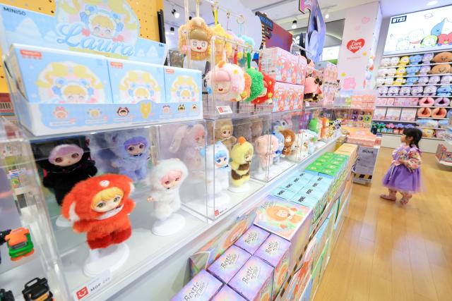 (251219) -- GUANGZHOU, Dec. 19, 2025 (Xinhua) -- A child visits a MINISO store in Macao, south China, Dec. 11, 2025.
  China is one of the world's largest markets and production bases for trendy toys. "Trendy toys," ranging from blind boxes to IP-themed merchandise, have emerged as a niche but fast-growing segment, reflecting the rise of emotion-driven consumption in the country.
   No longer just a manufacturing hub, China is also emerging as a source of original cultural exports and designed-in-China trendy toys are gaining international popularity. 
   Since 2024, a series of Chinese cultural and creative products have become breakout hits and trending topics online. Some well-known IPs, such as Labubu, Nezha, and Wukong, have raised waves of consumption craze through films, games, and various cultural derivatives.
   The country's designer toy market, valued at roughly 60 billion yuan (about 8.52 billion U.S. dollars) in 2023, is projected to reach 110.1 billion yuan by 2026, with annual growth rate exceeding 20 percent. (Xinhua/Mao Siqian)