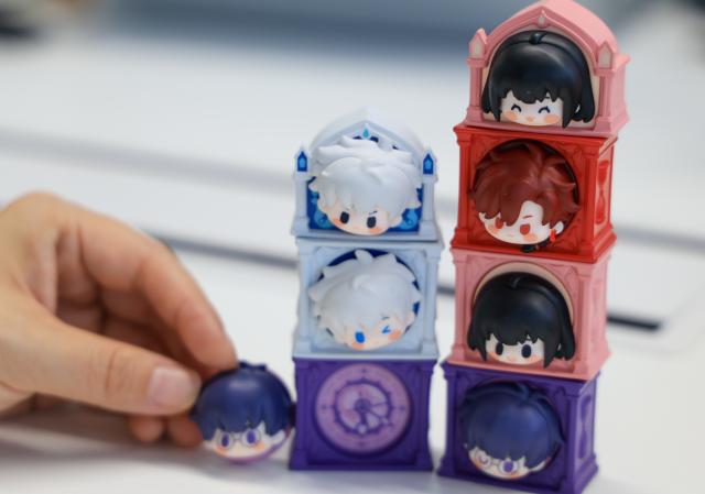 (251219) -- GUANGZHOU, Dec. 19, 2025 (Xinhua) -- A staff member shows creative toys at the headquarters of All For Play, a trendy toy brand, in Guangzhou, south China's Guangdong Province, Oct. 28, 2025.
  China is one of the world's largest markets and production bases for trendy toys. "Trendy toys," ranging from blind boxes to IP-themed merchandise, have emerged as a niche but fast-growing segment, reflecting the rise of emotion-driven consumption in the country.
   No longer just a manufacturing hub, China is also emerging as a source of original cultural exports and designed-in-China trendy toys are gaining international popularity. 
   Since 2024, a series of Chinese cultural and creative products have become breakout hits and trending topics online. Some well-known IPs, such as Labubu, Nezha, and Wukong, have raised waves of consumption craze through films, games, and various cultural derivatives.
   The country's designer toy market, valued at roughly 60 billion yuan (about 8.52 billion U.S. dollars) in 2023, is projected to reach 110.1 billion yuan by 2026, with annual growth rate exceeding 20 percent. (Xinhua/Huo Siying)