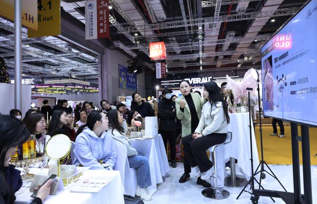 (251219) -- SHANGHAI, Dec. 19, 2025 (Xinhua) -- Visitors learn makeup skills at the L'Oreal stand at the CIIE U-Fair in the National Exhibition and Convention Center (Shanghai) in Shanghai, east China, Dec. 19, 2025.
  The CIIE U-Fair, an extension of the China International Import Expo (CIIE) for individual consumers, kicked off here on Friday.
  Dubbed a "mini CIIE", the U-Fair's offerings include food, home appliances, automobiles, beauty products, and health science products. (Xinhua/Fang Zhe)