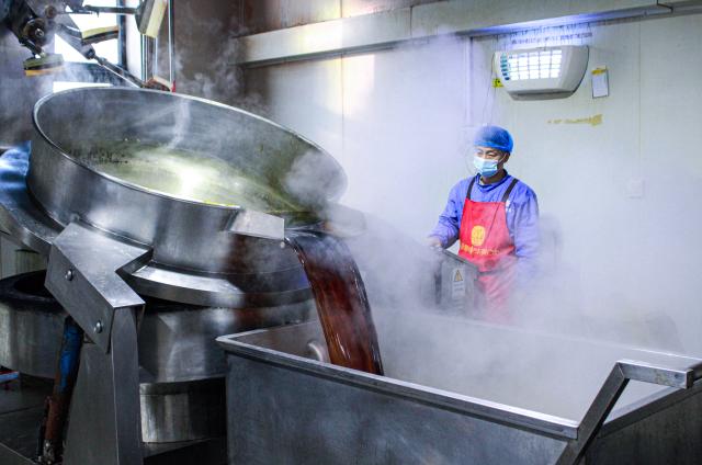 (251219) -- LAOLING, Dec. 19, 2025 (Xinhua) -- A worker processes products at a condiment company in Yang'an County of Laoling City, east China's Shandong Province, Dec. 18, 2025. The tiny town of Yang'an in Laoling, a county-level city, has built a seasoning empire that reaches over 70 countries and regions, and has captured 40 percent of China's composite spice market. 
   Currently there are no less than 327 condiment production and processing enterprises operating in Yang'an, generating more than 30 billion yuan (about 4.26 billion U.S. dollars) in annual sales. (Photo by Tan Mengzhen/Xinhua)