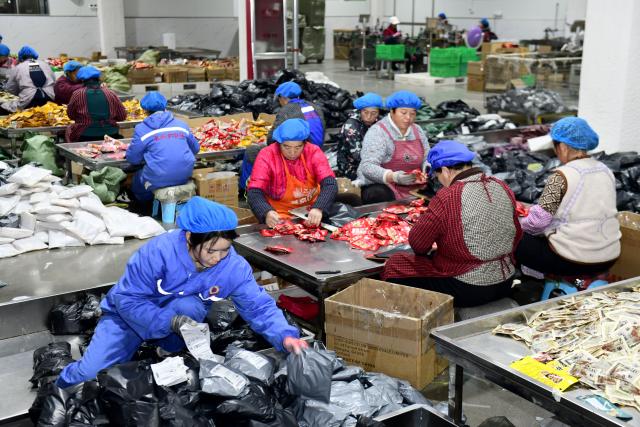 (251219) -- LAOLING, Dec. 19, 2025 (Xinhua) -- Workers prepare parcels for delivery at a condiment company in Yang'an County of Laoling City, east China's Shandong Province, Dec. 18, 2025. The tiny town of Yang'an in Laoling, a county-level city, has built a seasoning empire that reaches over 70 countries and regions, and has captured 40 percent of China's composite spice market. 
   Currently there are no less than 327 condiment production and processing enterprises operating in Yang'an, generating more than 30 billion yuan (about 4.26 billion U.S. dollars) in annual sales. (Xinhua/Guo Xulei)