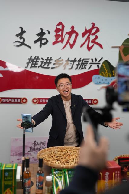 (251219) -- GUANGYUAN, Dec. 19, 2025 (Xinhua) -- Xie Aijun, Party secretary of Xinghua Village, presents local produce at a "Party secretary studio for rural development" in Cangxi County of Guangyuan City, southwest China's Sichuan Province, Dec. 12, 2025. Cangxi County has crafted an innovative model to boost rural development, which incorporates family farming cooperatives, live-streaming platforms as well as online and offline marketing.
  Remarkably, Party secretaries of villages in the county are spearheading in sessions of e-commerce promotion, driving the sales of local specialties across the country to substantially improve local farmers' income. (Xinhua/Xie Han)