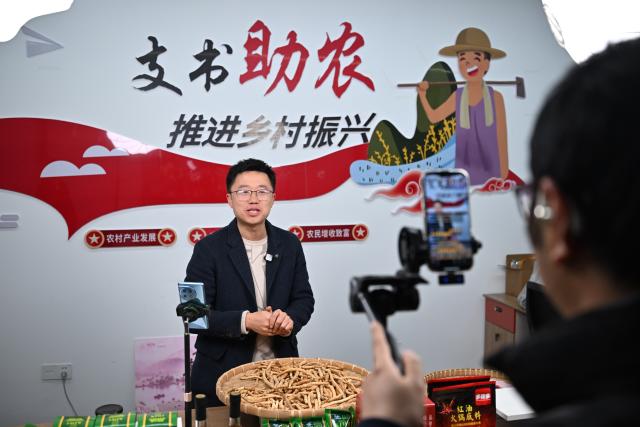 (251219) -- GUANGYUAN, Dec. 19, 2025 (Xinhua) -- Xie Aijun, Party secretary of Xinghua Village, promotes local produce via live-streaming at a digital industrial park in Cangxi County of Guangyuan City, southwest China's Sichuan Province, Dec. 12, 2025. Cangxi County has crafted an innovative model to boost rural development, which incorporates family farming cooperatives, live-streaming platforms as well as online and offline marketing.
  Remarkably, Party secretaries of villages in the county are spearheading in sessions of e-commerce promotion, driving the sales of local specialties across the country to substantially improve local farmers' income. (Xinhua/Sun Fanyue)