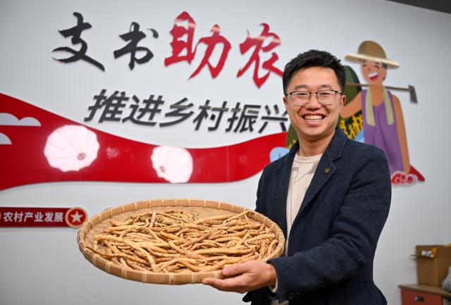 (251219) -- GUANGYUAN, Dec. 19, 2025 (Xinhua) -- Xie Aijun, Party secretary of Xinghua Village, presents local produce before a live-streaming session at a digital industrial park in Cangxi County of Guangyuan City, southwest China's Sichuan Province, Dec. 12, 2025. Cangxi County has crafted an innovative model to boost rural development, which incorporates family farming cooperatives, live-streaming platforms as well as online and offline marketing.
  Remarkably, Party secretaries of villages in the county are spearheading in sessions of e-commerce promotion, driving the sales of local specialties across the country to substantially improve local farmers' income. (Xinhua/Sun Fanyue)