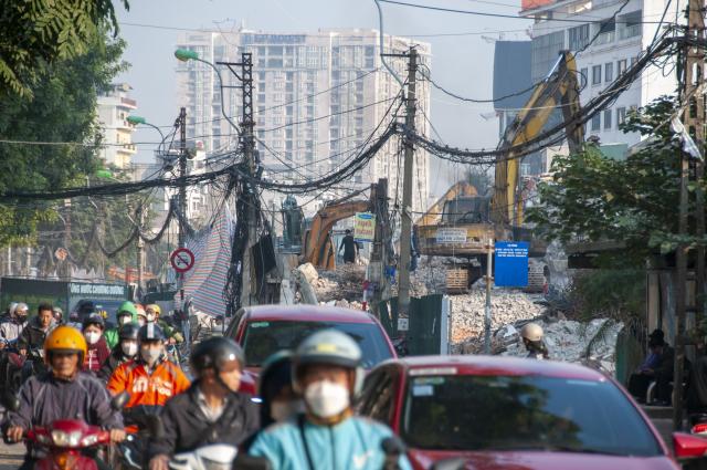 (251219) -- HANOI, Dec. 19, 2025 (Xinhua) -- This photo taken on Dec. 15, 2025 shows a demolition site in Hanoi, Vietnam. TO GO WITH: "Feature: Vietnam's capital residents struggle as severe air pollution persists" (Photo by Vu Trung Kien/Xinhua)