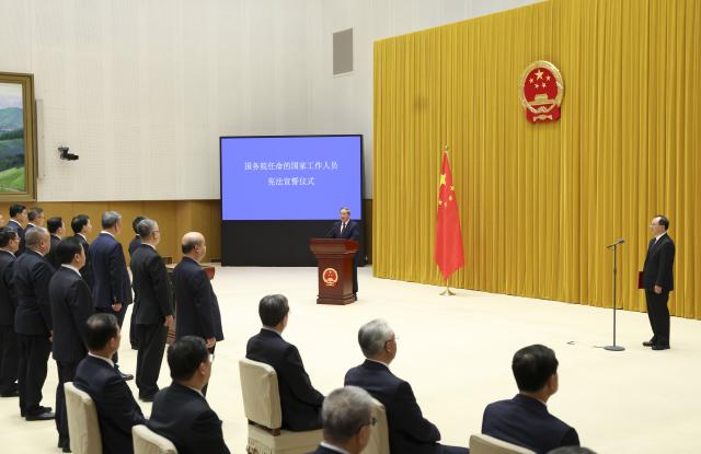 (251219) -- BEIJING, Dec. 19, 2025 (Xinhua) -- Senior officials of departments and units under China's State Council make a public pledge of allegiance to the Constitution of the People's Republic of China at a ceremony overseen by Chinese Premier Li Qiang on Dec. 19, 2025. (Xinhua/Huang Jingwen)