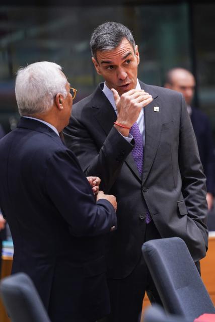 (251219) -- BRUSSELS, Dec. 19, 2025 (Xinhua) -- Spanish Prime Minister Pedro Sanchez (R) talks with European Council President Antonio Costa during a European Council summit in Brussels, Belgium, Dec. 18, 2025. The European Council on Friday approved a 90-billion-euro (about 105.4 billion U.S. dollars) loan package to support Ukraine's military and economic needs over the next two years.
   According to a European Council statement, the loan will be financed through European Union borrowing on the capital markets and backed by the EU budget "headroom," the unused margin in the budget that can be mobilized as a guarantee to support EU borrowing. (Xinhua/Peng Ziyang)