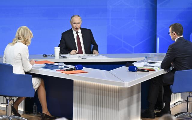 (251219) -- MOSCOW, Dec. 19, 2025 (Xinhua) -- Russian President Vladimir Putin (C) speaks during his annual year-end press conference in Moscow, Russia, Dec. 19, 2025. (Xinhua/Hao Jianwei)