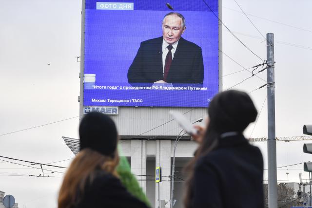 (251219) -- MOSCOW, Dec. 19, 2025 (Xinhua) -- Citizens watch a screen showing Russian President Vladimir Putin speaking during his annual year-end press conference on a street in Moscow, Russia, Dec. 19, 2025. (Xinhua/Hao Jianwei)