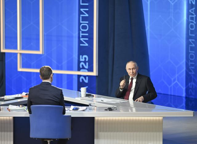 (251219) -- MOSCOW, Dec. 19, 2025 (Xinhua) -- Russian President Vladimir Putin (R) speaks during his annual year-end press conference in Moscow, Russia, Dec. 19, 2025. (Xinhua/Hao Jianwei)