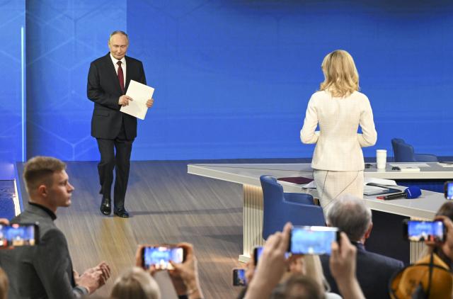 (251219) -- MOSCOW, Dec. 19, 2025 (Xinhua) -- Russian President Vladimir Putin enters the venue of his annual year-end press conference in Moscow, Russia, Dec. 19, 2025. (Xinhua/Hao Jianwei)