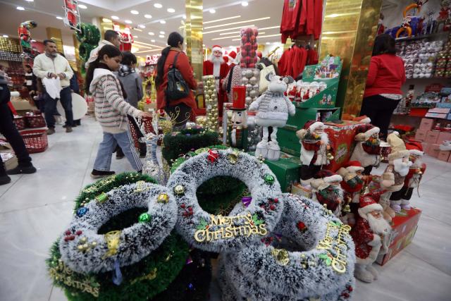 (251219) -- CAIRO, Dec. 19, 2025 (Xinhua) -- Customers select Christmas decorations at a shop in Cairo, Egypt, Dec. 19, 2025. (Xinhua/Ahmed Gomaa)