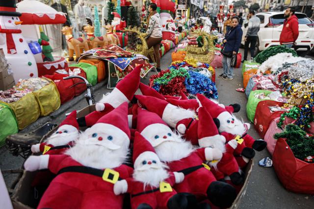 (251219) -- CAIRO, Dec. 19, 2025 (Xinhua) -- Customers select Christmas decorations at a shop in Cairo, Egypt, Dec. 19, 2025. (Xinhua/Ahmed Gomaa)