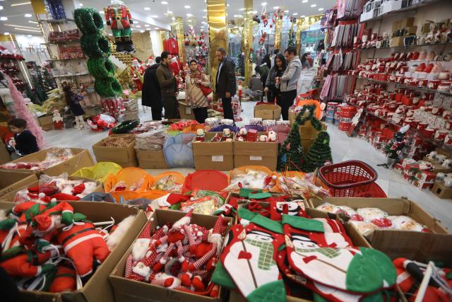 (251219) -- CAIRO, Dec. 19, 2025 (Xinhua) -- Customers select Christmas decorations at a shop in Cairo, Egypt, Dec. 19, 2025. (Xinhua/Ahmed Gomaa)