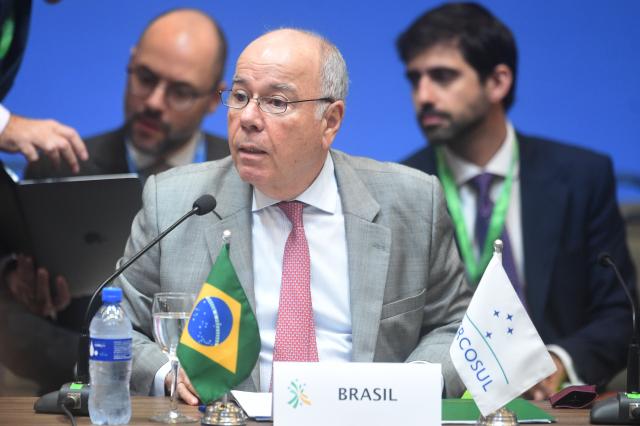 (251219) -- FOZ DO IGUACU, Dec. 19, 2025 (Xinhua) -- Brazilian Minister of Foreign Affairs Mauro Vieira participates in the Common Market Council meeting of Mercosur in Foz do Iguacu, Brazil, on Dec. 19, 2025. (Photo by Lucio Tavora/Xinhua)