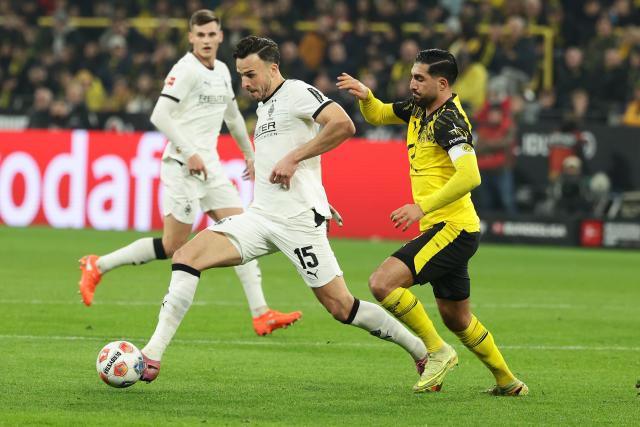 (251220) -- DORTMUND, Dec. 20, 2025 (Xinhua) -- Emre Can (R) of Borussia Dortmund vies with Haris Tabakovic of Borussia Moenchengladbach during the German first division Bundesliga football match between Borussia Dortmund and Borussia Moenchengladbach in Dortmund, Germany, Dec. 19, 2025. (Photo by Joachim Bywaletz/Xinhua)