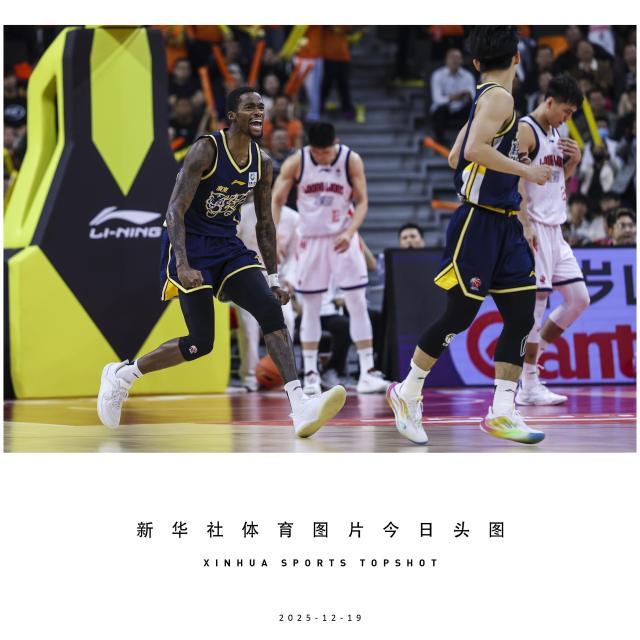(251219) -- BEIJING, Dec. 19, 2025 (Xinhua) -- Edmond Sumner (1st L) of Guangdong Southern Tigers celebrates during the the 2025-2026 Chinese Basketball Association (CBA) regular season match against Guangzhou Loong Lions in Dongguan, south China's Guangdong Province, Dec. 19, 2025. (Photo by Zheng Jiaxiong/Xinhua)