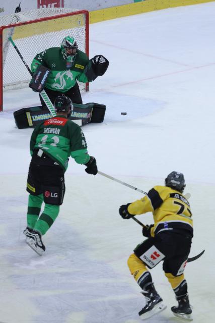 (251220) -- LJUBLJANA, Dec. 20, 2025 (Xinhua) -- Greg DiTomaso (R) of HC Falkensteiner Pustertal shoots during the 2025/26 Win2day Ice Hockey League match between Olimpija LJubljana and HC Falkensteiner Pustertal in Ljubljana, Slovenia, Dec. 19, 2025. (Photo by Zeljko Stevanic/Xinhua)
