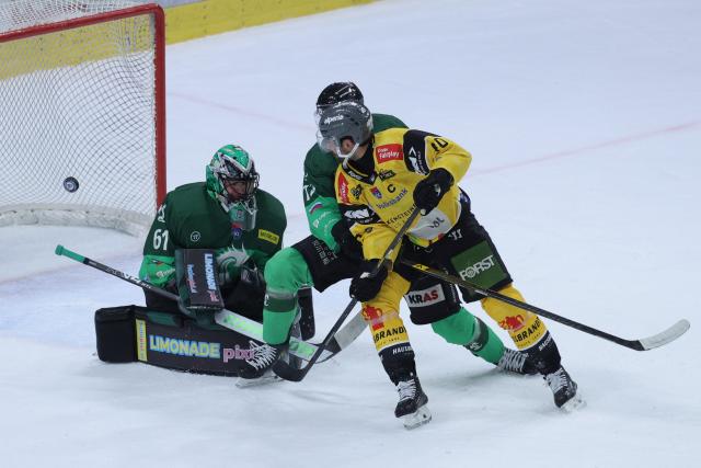 (251220) -- LJUBLJANA, Dec. 20, 2025 (Xinhua) -- Raphael Andergassen (R) of HC Falkensteiner Pustertal shoots during the 2025/26 Win2day Ice Hockey League match between Olimpija LJubljana and HC Falkensteiner Pustertal in Ljubljana, Slovenia, Dec. 19, 2025. (Photo by Zeljko Stevanic/Xinhua)