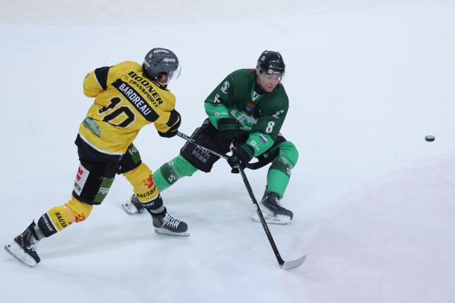 (251220) -- LJUBLJANA, Dec. 20, 2025 (Xinhua) -- Cole Bardreau (L) of HC Falkensteiner Pustertal shoots to score during the 2025/26 Win2day Ice Hockey League match between Olimpija LJubljana and HC Falkensteiner Pustertal in Ljubljana, Slovenia, Dec. 19, 2025. (Photo by Zeljko Stevanic/Xinhua)
