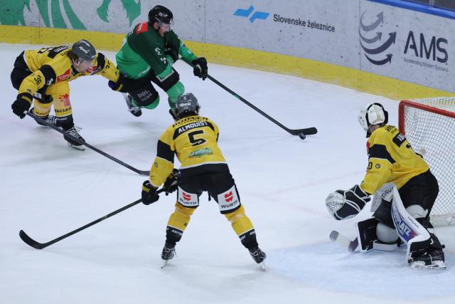 (251220) -- LJUBLJANA, Dec. 20, 2025 (Xinhua) -- Marly Quince (2nd L) of Olimpija Ljubljana battles for the puck during the 2025/26 Win2day Ice Hockey League match between Olimpija LJubljana and HC Falkensteiner Pustertal in Ljubljana, Slovenia, Dec. 19, 2025. (Photo by Zeljko Stevanic/Xinhua)