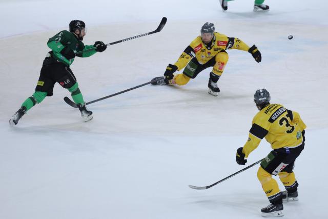 (251220) -- LJUBLJANA, Dec. 20, 2025 (Xinhua) -- Nik Simsic (L) of Olimpija Ljubljana shoots during the 2025/26 Win2day Ice Hockey League match between Olimpija LJubljana and HC Falkensteiner Pustertal in Ljubljana, Slovenia, Dec. 19, 2025. (Photo by Zeljko Stevanic/Xinhua)
