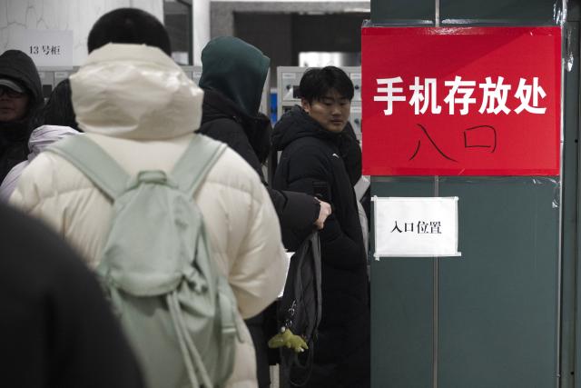 (251220) -- BEIJING, Dec. 20, 2025 (Xinhua) -- Examinees store their mobile phones in lockers before entering an examination site for the 2026 postgraduate entrance exam in Harbin, northeast China's Heilongjiang Province, Dec. 20, 2025. China's national exam for postgraduate enrolment kicked off on Saturday. (Xinhua/Zhang Tao)