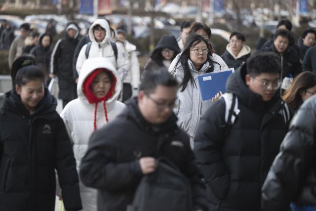 (251220) -- BEIJING, Dec. 20, 2025 (Xinhua) -- Examinees prepare to enter an examination site for the 2026 postgraduate entrance exam in Harbin, northeast China's Heilongjiang Province, Dec. 20, 2025. China's national exam for postgraduate enrolment kicked off on Saturday. (Xinhua/Zhang Tao)