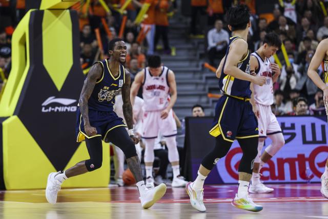 (251220) -- BEIJING, Dec. 20, 2025 (Xinhua) -- Edmond Sumner (1st L) of Guangdong Southern Tigers celebrates during the 2025-2026 Chinese Basketball Association (CBA) regular season match against Guangzhou Loong Lions in Dongguan, south China's Guangdong Province, Dec. 19, 2025. (Photo by Zheng Jiaxiong/Xinhua)