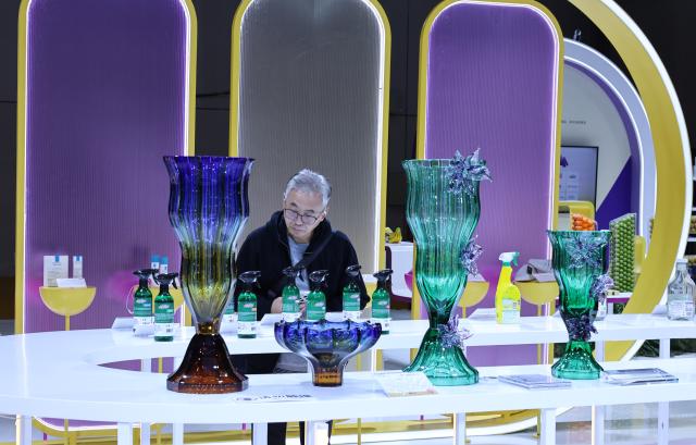 (251220) -- BEIJING, Dec. 20, 2025 (Xinhua) -- A man visits the CIIE U-Fair in the National Exhibition and Convention Center (Shanghai) in Shanghai, east China, Dec. 19, 2025.
  The CIIE U-Fair, an extension of the China International Import Expo (CIIE) for individual consumers, kicked off here on Friday.
  Dubbed a "mini CIIE", the U-Fair's offerings include food, home appliances, automobiles, beauty products, and health science products. (Xinhua/Fang Zhe)