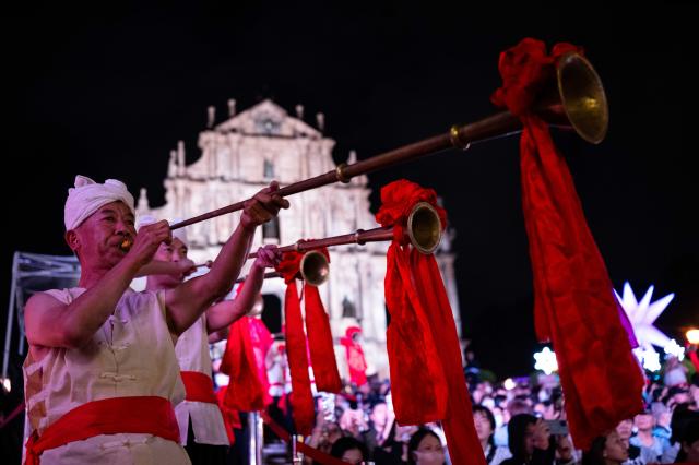 (251220) -- BEIJING, Dec. 20, 2025 (Xinhua) -- Musicians perform at a concert celebrating the 26th anniversary of Macao's return to the motherland in Macao, south China, Dec. 19, 2025. (Xinhua/Cheong Kam Ka)