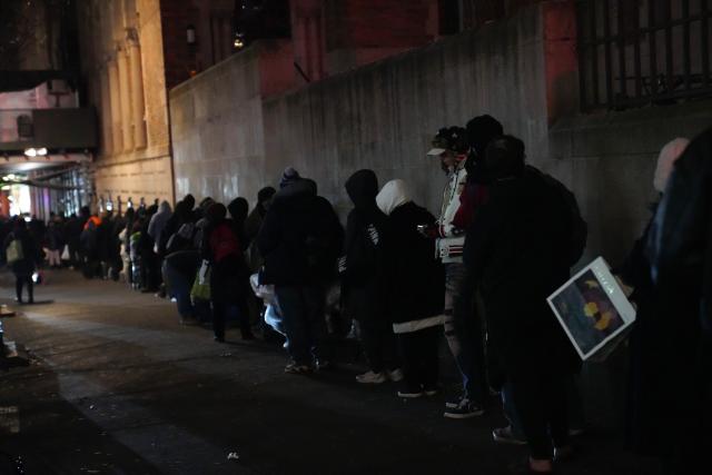 (251220) -- BEIJING, Dec. 20, 2025 (Xinhua) -- People line up to get free meals at a shelter in New York City, the United States, Dec. 17, 2025. (Xinhua/Zhang Fengguo)