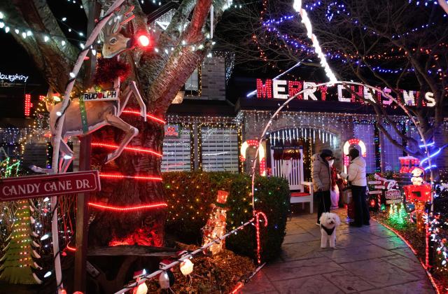 (251220) -- VANCOUVER, Dec. 20, 2025 (Xinhua) -- A house decorated with Christmas lights is pictured in Vancouver, British Columbia, Canada, Dec. 19, 2025. (Photo by Liang Sen/Xinhua)