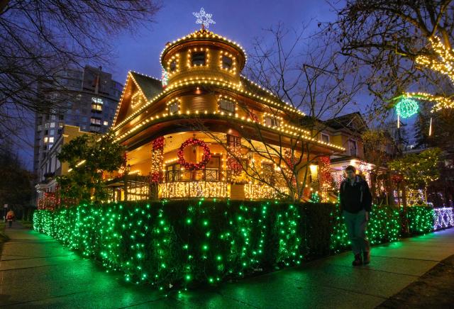(251220) -- VANCOUVER, Dec. 20, 2025 (Xinhua) -- A house decorated with Christmas lights is pictured in Vancouver, British Columbia, Canada, Dec. 19, 2025. (Photo by Liang Sen/Xinhua)