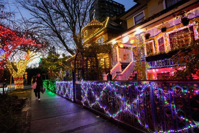 (251220) -- VANCOUVER, Dec. 20, 2025 (Xinhua) -- A house decorated with Christmas lights is pictured in Vancouver, British Columbia, Canada, Dec. 19, 2025. (Photo by Liang Sen/Xinhua)
