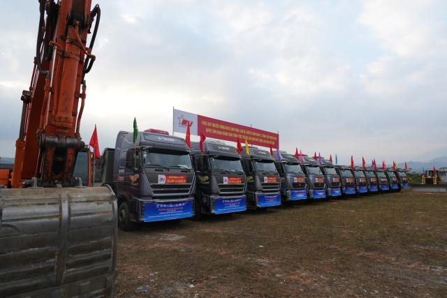 (251220) -- LAO CAI, Dec. 20, 2025 (Xinhua) -- Engineering vehicles are seen at the site of the ground-breaking ceremony for the first component of the Lao Cai-Hanoi-Hai Phong railway in Lao Cai, Vietnam, Dec. 19, 2025. Vietnamese authorities on Friday kicked off construction of the first component of the Lao Cai-Hanoi-Hai Phong railway, an important project aimed at enhancing regional connectivity and promoting economic development in northern Vietnam.
  The railway will span over 390 km of main track, running through six provinces and cities of Lao Cai, Phu Tho, Hanoi, Bac Ninh, Hung Yen, and Hai Phong. (Xinhua/Liu Ying)