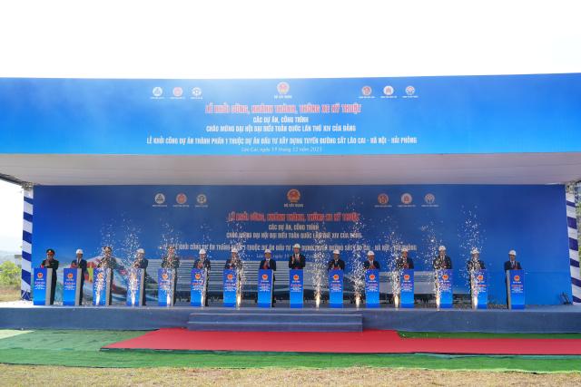 (251220) -- LAO CAI, Dec. 20, 2025 (Xinhua) -- Delegates of China and Vietnam attend the ground-breaking ceremony for the first component of the Lao Cai-Hanoi-Hai Phong railway in Lao Cai, Vietnam, Dec. 19, 2025. Vietnamese authorities on Friday kicked off construction of the first component of the Lao Cai-Hanoi-Hai Phong railway, an important project aimed at enhancing regional connectivity and promoting economic development in northern Vietnam.
  The railway will span over 390 km of main track, running through six provinces and cities of Lao Cai, Phu Tho, Hanoi, Bac Ninh, Hung Yen, and Hai Phong. (Xinhua/Liu Ying)