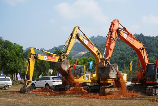 (251220) -- LAO CAI, Dec. 20, 2025 (Xinhua) -- Excavators operate at the site of the ground-breaking ceremony for the first component of the Lao Cai-Hanoi-Hai Phong railway in Lao Cai, Vietnam, Dec. 19, 2025. Vietnamese authorities on Friday kicked off construction of the first component of the Lao Cai-Hanoi-Hai Phong railway, an important project aimed at enhancing regional connectivity and promoting economic development in northern Vietnam.
  The railway will span over 390 km of main track, running through six provinces and cities of Lao Cai, Phu Tho, Hanoi, Bac Ninh, Hung Yen, and Hai Phong. (Xinhua/Liu Ying)