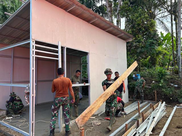 (251220) -- JAKARTA, Dec. 20, 2025 (Xinhua) -- Indonesian Army soldiers build a house for floods and landslides victims in Agam regency, West Sumatra, Indonesia, Dec. 20, 2025. Indonesia is building temporary housing for flood evacuees in Sumatra, with permanent homes to follow, President Prabowo Subianto has said. (TNI Yonif TP 897-Singgalang/Handout via Xinhua)