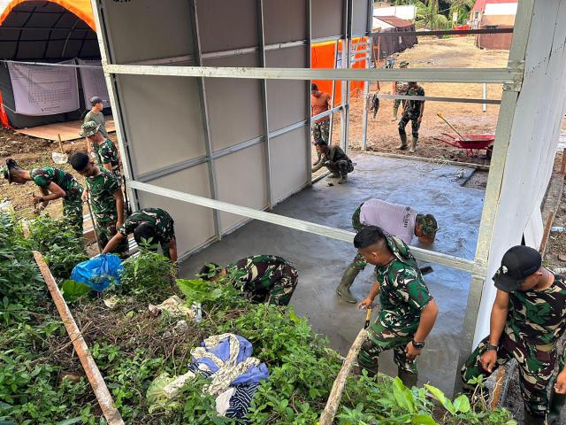 (251220) -- JAKARTA, Dec. 20, 2025 (Xinhua) -- Indonesian Army soldiers build a house for floods and landslides victims in Agam regency, West Sumatra, Indonesia, Dec. 20, 2025. Indonesia is building temporary housing for flood evacuees in Sumatra, with permanent homes to follow, President Prabowo Subianto has said. (TNI Yonif TP 897-Singgalang/Handout via Xinhua)