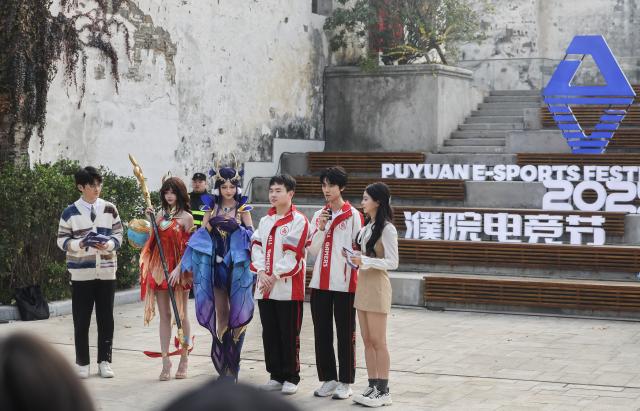 (251220) -- TONGXIANG, Dec. 20, 2025 (Xinhua) -- This photo taken on Dec. 20, 2025 shows a scene at the Puyuan E-sports Festival 2025 in Tongxiang, east China's Zhejiang Province. The festival kicked off here on Saturday and will last until Dec. 28. (Xinhua/Xu Yu)