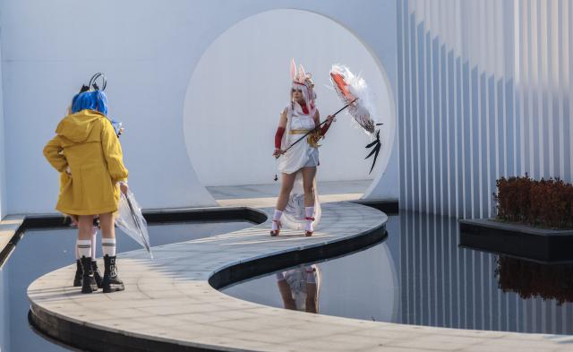 (251220) -- TONGXIANG, Dec. 20, 2025 (Xinhua) -- Cosplayers are pictured in Tongxiang, east China's Zhejiang Province, Dec. 20, 2025. The festival kicked off here on Saturday and will last until Dec. 28. (Xinhua/Xu Yu)