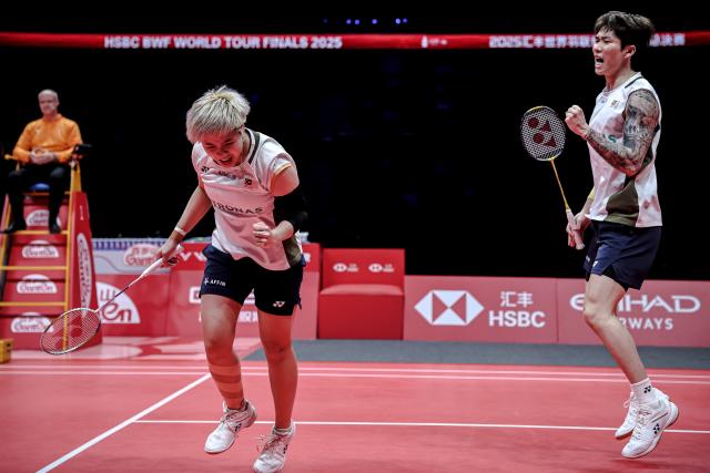 (251220) -- HANGZHOU, Dec. 20, 2025 (Xinhua) -- Chen Tang Jie/Toh Ee Wei (L) of Malaysia celebrate during the mixed doubles semifinal match between Jiang Zhenbang/Wei Yaxin of China and Chen Tang Jie/Toh Ee Wei of Malaysia at BWF World Tour Finals 2025 in Hangzhou, east China's Zhejiang Province, Dec. 20, 2025. (Xinhua/Jiang Han)