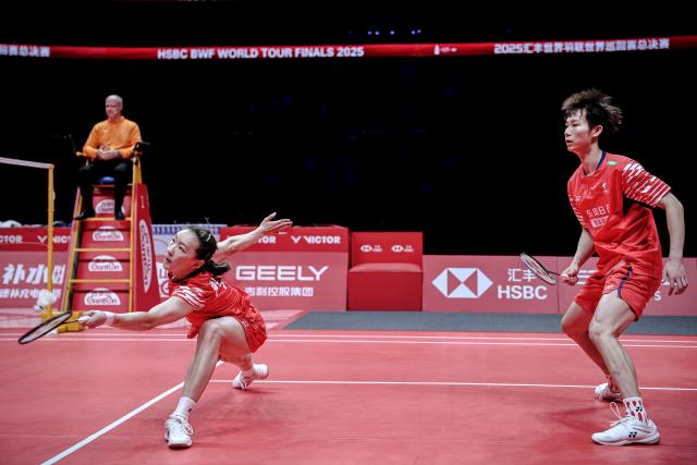 (251220) -- HANGZHOU, Dec. 20, 2025 (Xinhua) -- Jiang Zhenbang/Wei Yaxin (L) of China compete during the mixed doubles semifinal match between Jiang Zhenbang/Wei Yaxin of China and Chen Tang Jie/Toh Ee Wei of Malaysia at BWF World Tour Finals 2025 in Hangzhou, east China's Zhejiang Province, Dec. 20, 2025. (Xinhua/Jiang Han)
