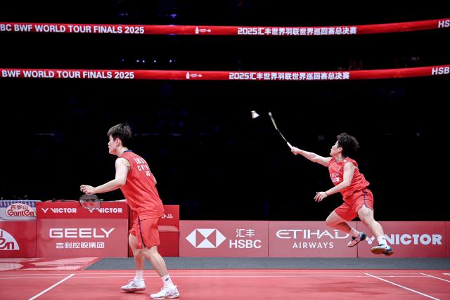 (251220) -- HANGZHOU, Dec. 20, 2025 (Xinhua) -- Liu Shengshu/Tan Ning (R) of China compete during the women's doubles semifinal match between Liu Shengshu/Tan Ning of China and Baek Ha Na/Lee So Hee of South Korea at BWF World Tour Finals 2025 in Hangzhou, east China's Zhejiang Province, Dec. 20, 2025. (Xinhua/Jiang Han)