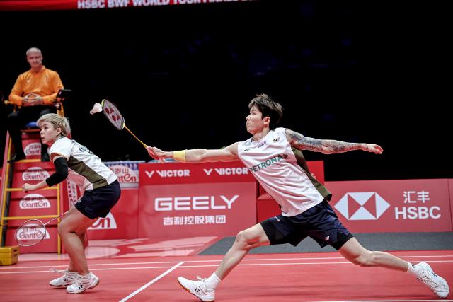 (251220) -- HANGZHOU, Dec. 20, 2025 (Xinhua) -- Chen Tang Jie (R)/Toh Ee Wei of Malaysia compete during the mixed doubles semifinal match between Jiang Zhenbang/Wei Yaxin of China and Chen Tang Jie/Toh Ee Wei of Malaysia at BWF World Tour Finals 2025 in Hangzhou, east China's Zhejiang Province, Dec. 20, 2025. (Xinhua/Jiang Han)