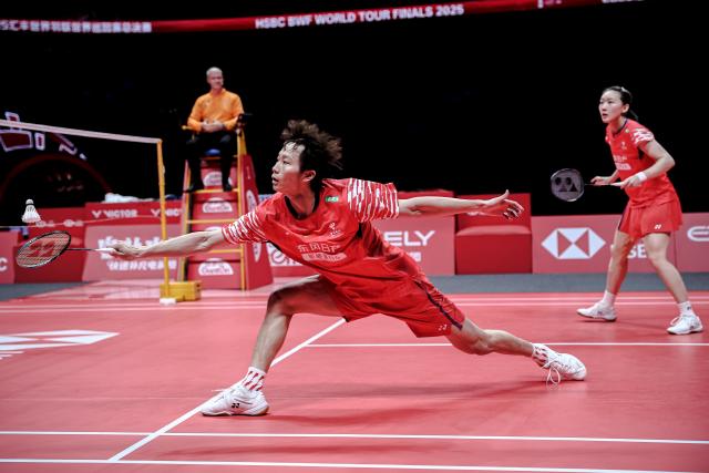 (251220) -- HANGZHOU, Dec. 20, 2025 (Xinhua) -- Jiang Zhenbang (L)/Wei Yaxin of China compete during the mixed doubles semifinal match between Jiang Zhenbang/Wei Yaxin of China and Chen Tang Jie/Toh Ee Wei of Malaysia at BWF World Tour Finals 2025 in Hangzhou, east China's Zhejiang Province, Dec. 20, 2025. (Xinhua/Jiang Han)
