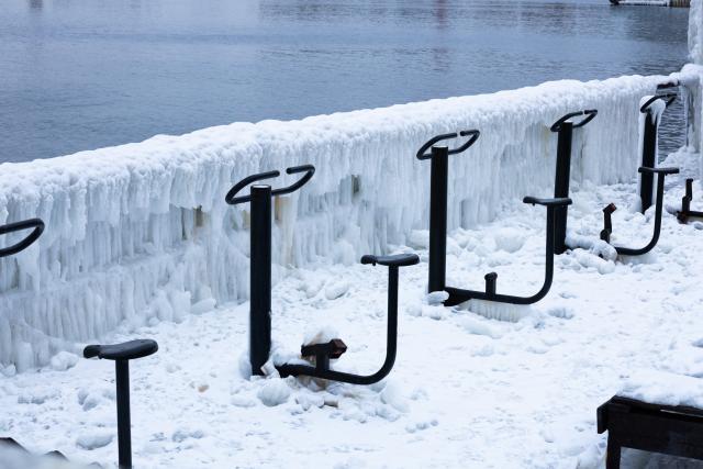 (251220) -- VLADIVOSTOK, Dec. 20, 2025 (Xinhua) -- This photo take on Dec. 19, 2025 shows icicle formations near a harbor in Russian Far East city of Vladivostok. The water vapor carried by the sea breeze condensed on street lamps, rails and other objects, forming icicles and icefall, the landmark landscape of the winter here. (Photo by Andrey Matveenko/Xinhua)